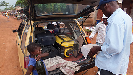 17 h – Arrivée à Akassato, petit village au départ de la piste en direction de l'embarcadère.