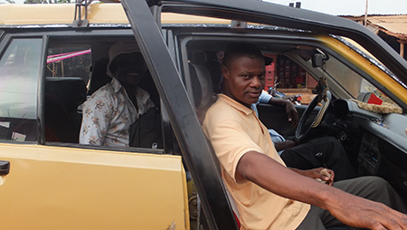 16 h – Départ de Cotonou avec Gabriel et July. Nous avons loué un taxi dans lequel nous avons chargé le matériel de régie, l'écran et le générateur électrique.