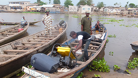 17 h 30 – Arrivée à l'embarcadère de So-Ava où nous chargeons le matériel sur une pirogue à moteur.