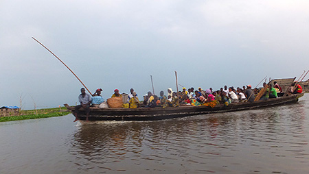 Pendant les 4 km de traversée, nous croisons des villageois qui rentrent du marché de Dantokpa.