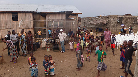 Le site de la projection où nous sommes déjà attendus par une partie de la population.