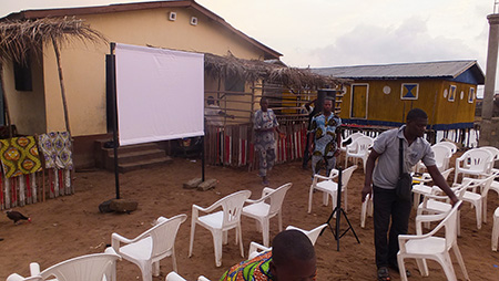 Nous nous mettons au travail pour transformer le lieu en salle de projection en plein air.