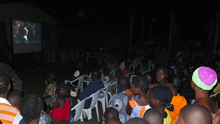 Comme nous avions été accueillis par une nuée d'enfants, je m'attendais un peu à ce que l’assistance soit agitée, mais je m’étais trompé. Tout le monde écoute en silence.