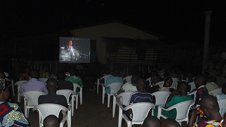 19 h – La soirée commence avec une première partie musicale, suivie par la projection d’une conférence de Prem Rawat. 200 personnes y assistent.