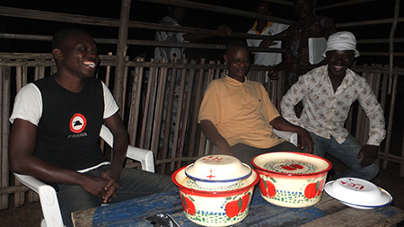 20 h 30 – Les habitants du village nous offre à dîner avant que nous ne rentrions.